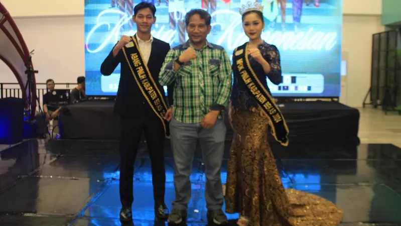 Kabupaten Bekasi - Kepala Bidang Layanan Kepemudaan Dinas Kebudayaan, Pemuda, dan Olahraga (Disbudpora) Kabupaten Bekasi, Heru Pranoto berfoto bersama finalis Abang Mpok. Foto: Ist/Gobekasi.id.