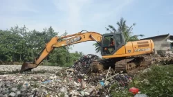 Kabupaten Bekasi - Dinas Lingkungan Hidup (DLH) Kabupaten Bekasi menerjunkan eskavator dalam proses pembersihan sampah di Kali Cikarang. Foto: Ist/Gobekasi.id.