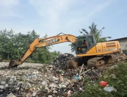 Bekasi Bersih-bersih Kali Cikarang, 21 Ton Sampah Diangkut