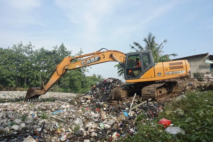 Kabupaten Bekasi - Dinas Lingkungan Hidup (DLH) Kabupaten Bekasi menerjunkan eskavator dalam proses pembersihan sampah di Kali Cikarang. Foto: Ist/Gobekasi.id.