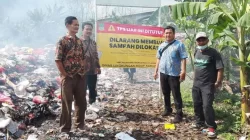 Kabupaten Bekasi - Botol infus hingga sarung tangan medis berserakan bersama sampah rumah tangga lainnya di TPS liar di Kampung Jarakosta, Desa Danau Indah, Kecamatan Cikarang Barat, Kabupaten Bekasi. Jumat (14/11/2025). Foto: Ist/Gobekasi.id.