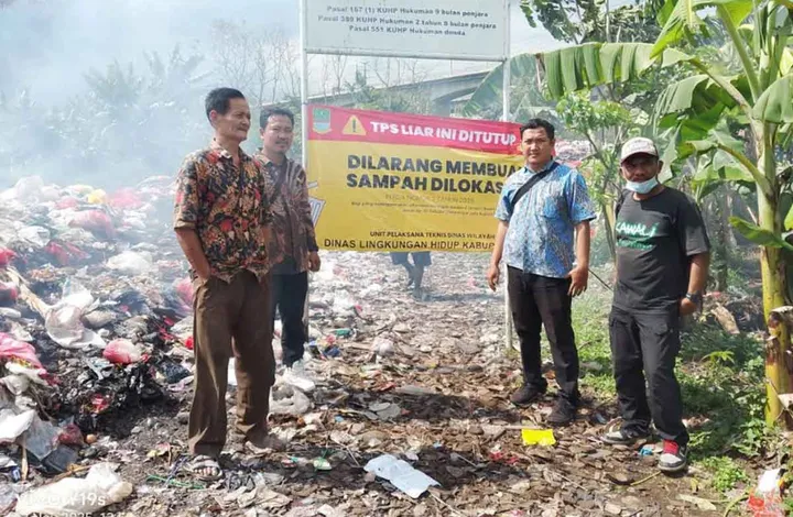 Kabupaten Bekasi - Botol infus hingga sarung tangan medis berserakan bersama sampah rumah tangga lainnya di TPS liar di Kampung Jarakosta, Desa Danau Indah, Kecamatan Cikarang Barat, Kabupaten Bekasi. Jumat (14/11/2025). Foto: Ist/Gobekasi.id.