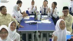 Kota Bekasi - Presiden Prabowo Subianto memantau proses penggunaan papan tulis interaktif atau Interactive Flat Panel (IFP) di SMPN 4 Kota Bekasi, Jawa Barat, Senin (17/11/2025)(Tangkap layar dari akun YouTube Kemendikdasmen)