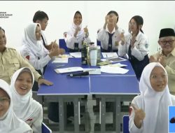 Prabowo Resmikan Smartboard di SMPN 4 Bekasi: Sekolah Percontohan Program Unggulan Pemerintah
