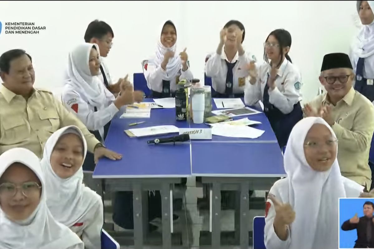 Kota Bekasi - Presiden Prabowo Subianto memantau proses penggunaan papan tulis interaktif atau Interactive Flat Panel (IFP) di SMPN 4 Kota Bekasi, Jawa Barat, Senin (17/11/2025)(Tangkap layar dari akun YouTube Kemendikdasmen)