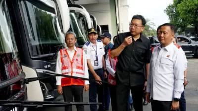 Kabupaten Bekasi -Direktur Jenderal Perhubungan Darat Kemenhub Aan Suhanan (kanan) meninjau langsung rampcheck di Pool PO Sinar Jaya, Bekasi, Jawa Barat, Senin (10/11/2025). Foto: Antara