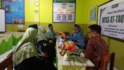 Kota Bekasi -Tim Para asesor saat melakukan kunjungan penilaian akreditasi di salah satu sekolah. Foto: Ist/Gobekasi.id.