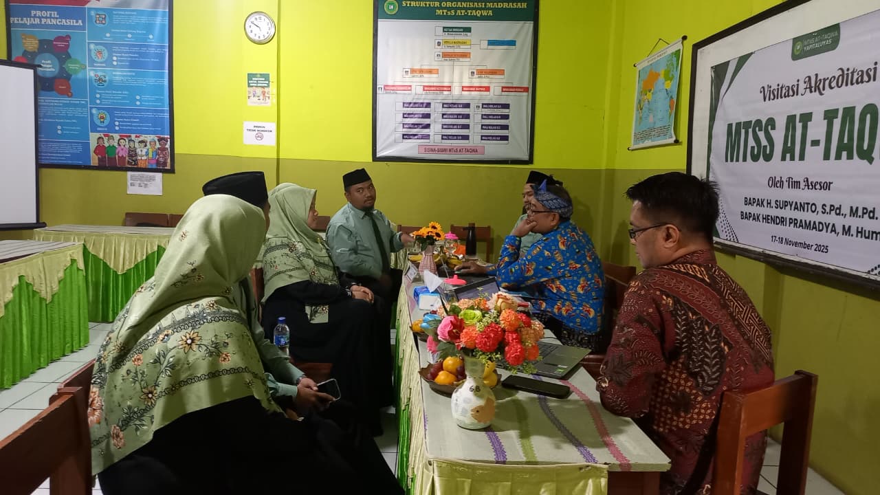 Kota Bekasi -Tim Para asesor saat melakukan kunjungan penilaian akreditasi di salah satu sekolah. Foto: Ist/Gobekasi.id.