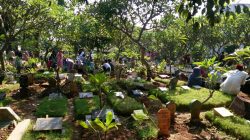 Kota Bekasi - Warga berziarah di Tempat Pemakaman Umum (TPU) Bekasi. Foto: Ist/Gobekasi.id.