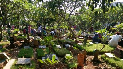 Kota Bekasi - Warga berziarah di Tempat Pemakaman Umum (TPU) Bekasi. Foto: Ist/Gobekasi.id.