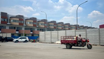 Kabupaten Bekasi - Akses Jalan di Harapan Indah yang dikritik oleh warga.