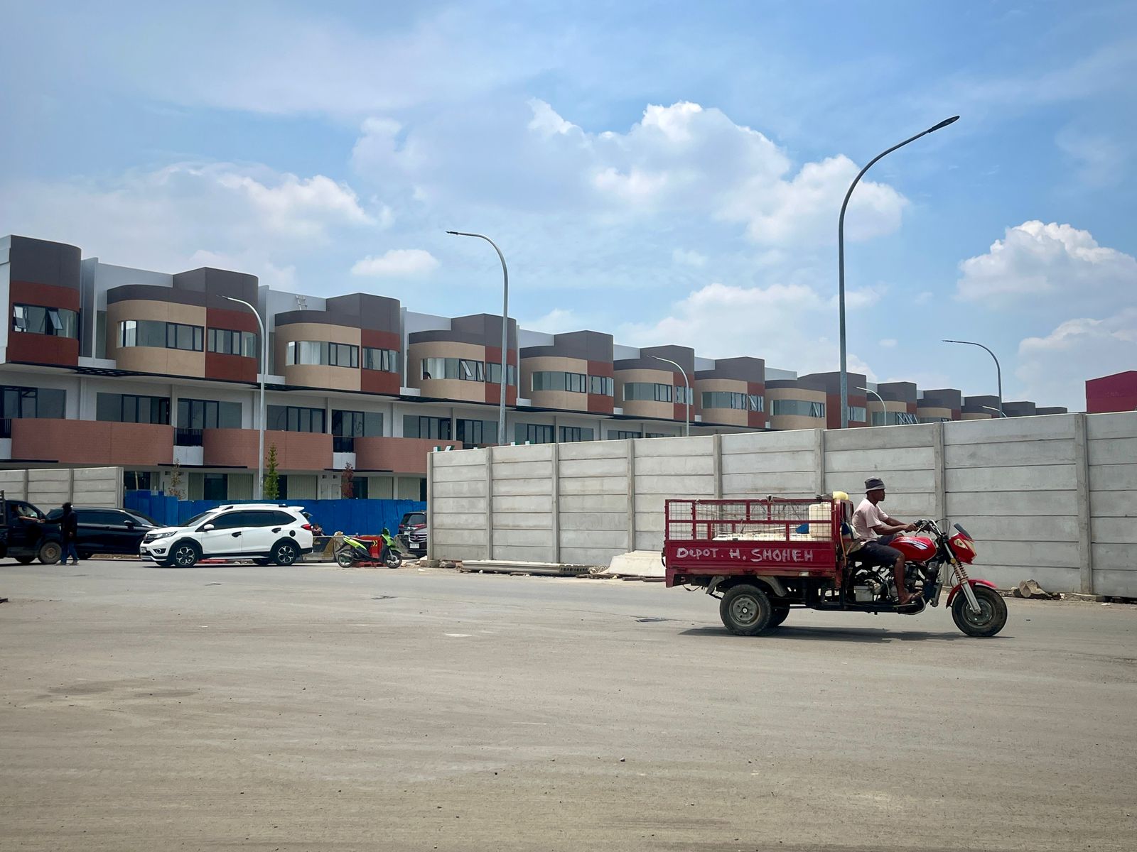 Kabupaten Bekasi - Akses Jalan di Harapan Indah yang dikritik oleh warga.