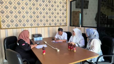 Kota Bekasi - Petugas Samsat Kota Bekasi menyisir sejumlah perusahaan yang mempunyai kendaraan operasional menunggak pajak. Foto: Ist/Gobekasi.id.