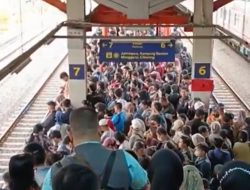 KRL Bekasi–Cikarang Tersendat, Gangguan Jalur Bikin Penumpang Menumpuk 