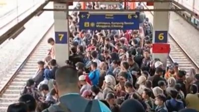 Kota Bekasi - Kepadatan penumpang di Stasiun Bekasi akibat gangguan KRL. Foto: Ist/Gobekasi.id.