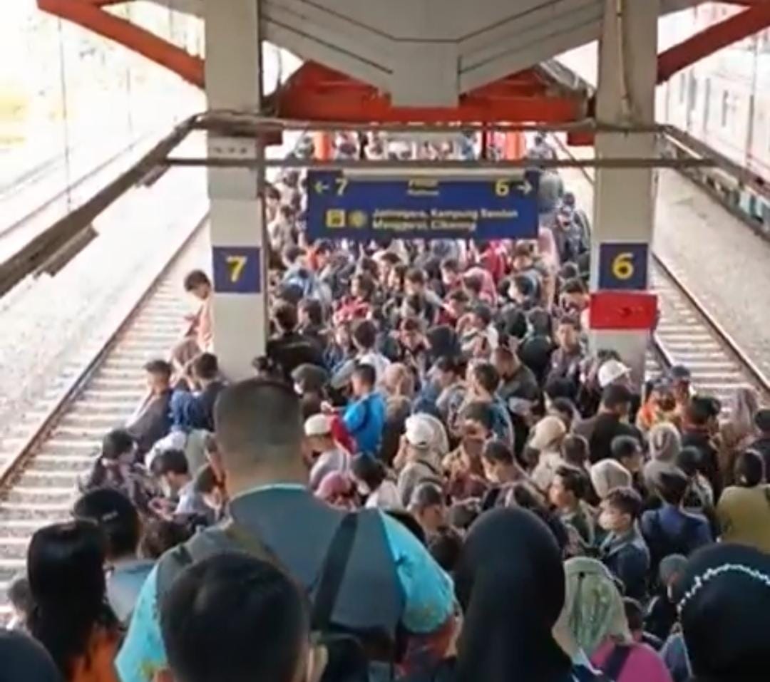 Kota Bekasi - Kepadatan penumpang di Stasiun Bekasi akibat gangguan KRL. Foto: Ist/Gobekasi.id.