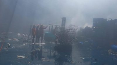 Kota Bekasi - Disdamkarmat Kota Bekasi saat dalam upaya memadamkan kobaran api di perusahaan limbah di Bantar Gebang. Foto: Septian/Gobekasi.id.