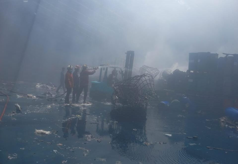 Kota Bekasi - Disdamkarmat Kota Bekasi saat dalam upaya memadamkan kobaran api di perusahaan limbah di Bantar Gebang. Foto: Septian/Gobekasi.id.