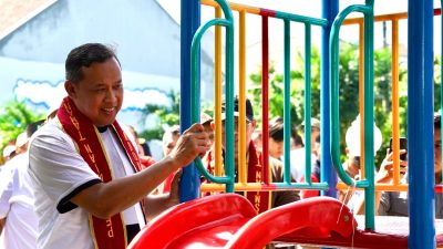 Kota Bekasi - Wali Kota Bekasi, Tri Adhianto meresmikan taman di Pondok Gede. Foto: Ist/Gobekasi.id.