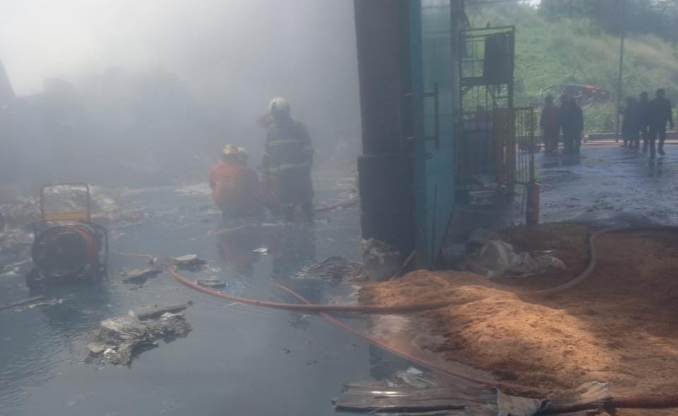 Kota Bekasi -Disdamkarmat Kota Bekasi saat dalam upaya memadamkan kobaran api di perusahaan limbah di Bantar Gebang. Foto: Septian/Gobekasi.id.