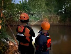 Main Cari Belut, Dua Bocah Jatiasih Hanyut di Kali Cikeas