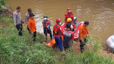 Kota Bekasi - Tim SAR gabungan mengevakuasi satu jasad bocah yang terseret Kali Cikeas. Foto: Ist/Gobekasi.id.