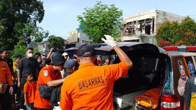 Kota Bekasi - Tim SAR gabungan mengevakuasi jasad kedua dari bocah yang terseret Kali Cikeas. Foto: Ist/Gobekasi.id.