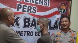 Kabupaten Bekasi - Kapolres Metro Bekasi, Komisaris Besar Mustofa,saat melakukan interaksi dengan pelaku pembunuhan dalam konferensi pers. Foto: Ist/Gobekasi.id.