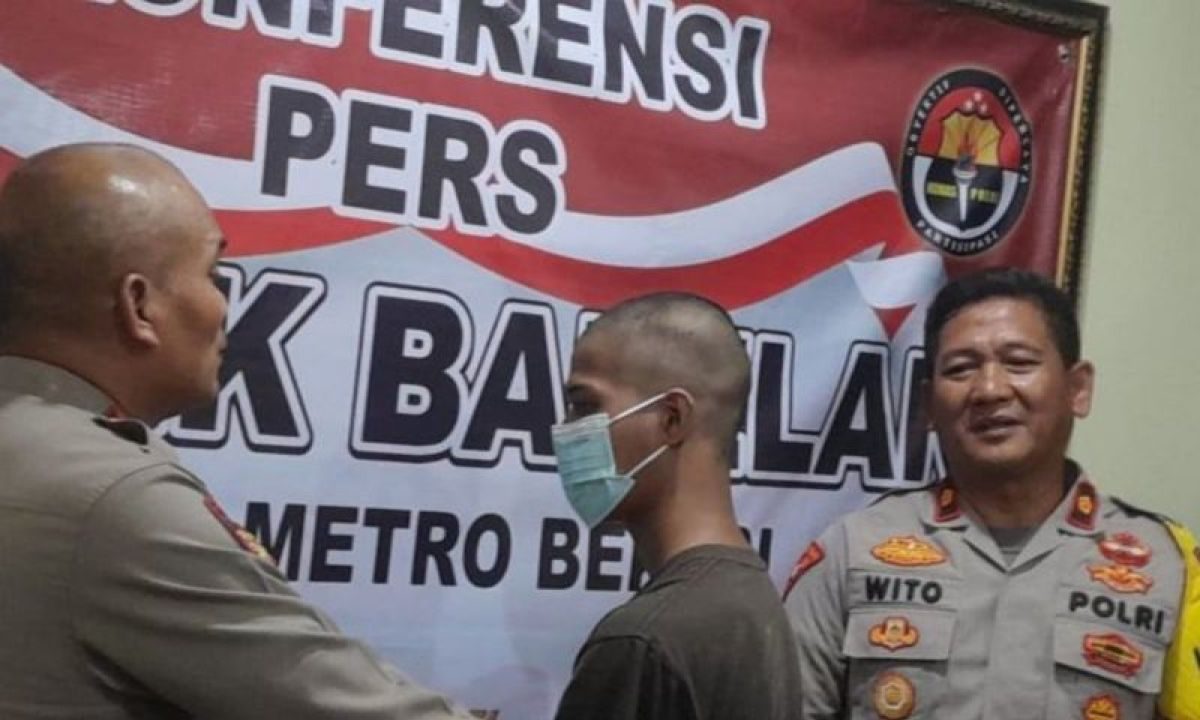 Kabupaten Bekasi - Kapolres Metro Bekasi, Komisaris Besar Mustofa,saat melakukan interaksi dengan pelaku pembunuhan dalam konferensi pers. Foto: Ist/Gobekasi.id.