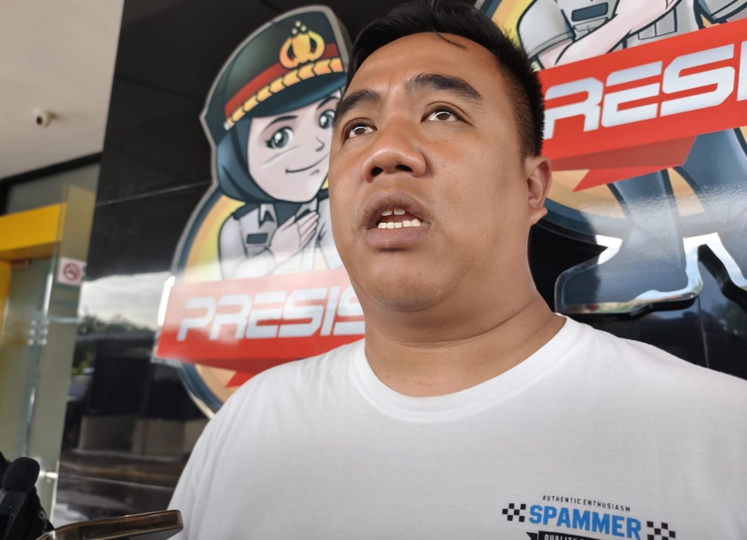 Kota Bekasi - Anggota DPRD Kota Bekasi, H. Anton, saat mendampingi keluarga korban ke Polres Metro Bekasi Kota Kamis (13/11/2025). Foto: Ist/Gobekasi.id.