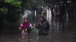 Banjir Setinggi 1,5 Meter Kepung Duta Indah, Warga Tetap Bertahan