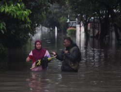 Banjir Setinggi 1,5 Meter Kepung Duta Indah, Warga Tetap Bertahan