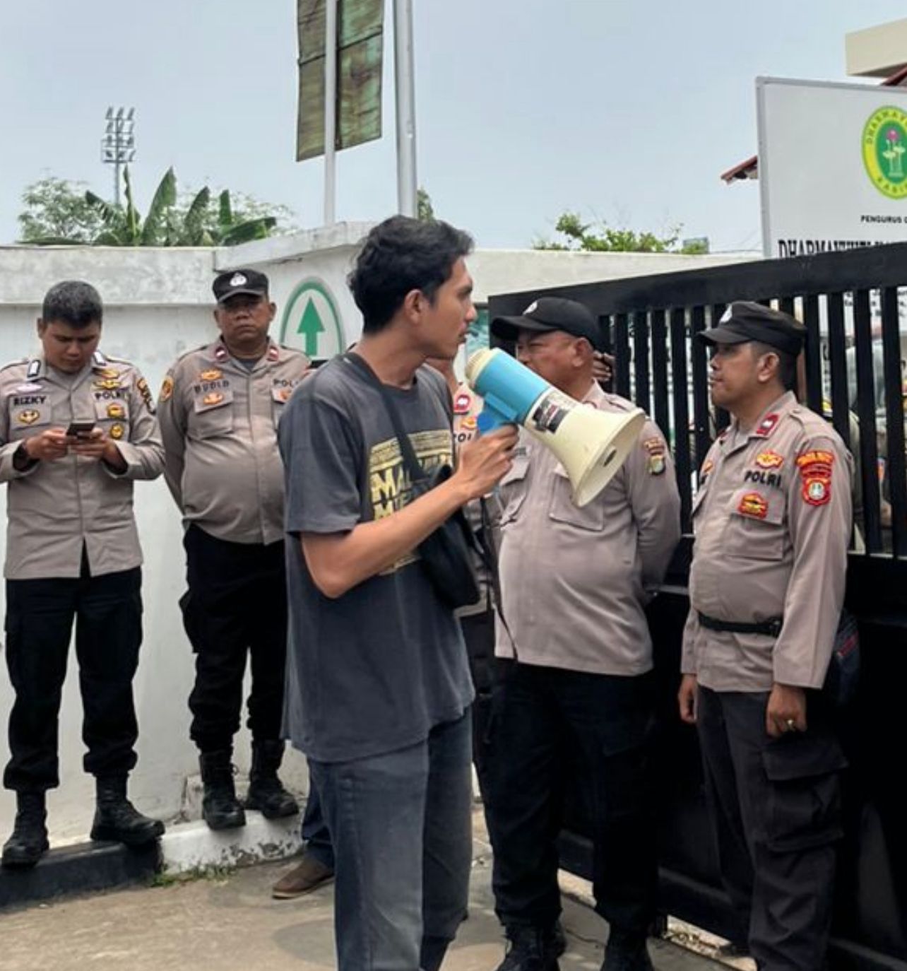 Kota Bekasi - Ketua Umum Revolusi Pemuda Bekasi (RPB), Willy Shadli saat menjadi orator aksi. Foto: Ist/Gobekasi.id.