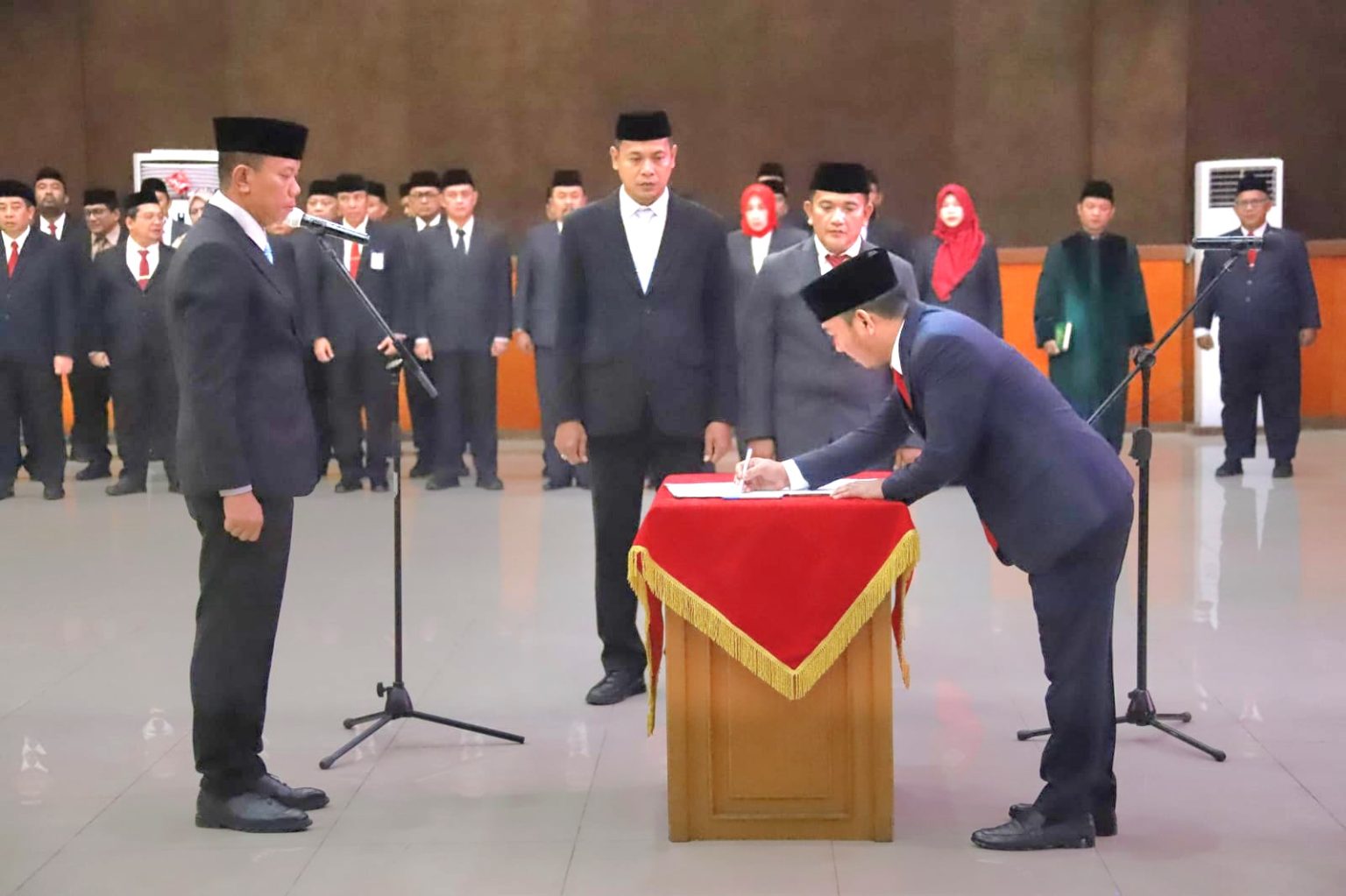 Kabupaten Bekasi - Bupati Bekasi, Ade Kuswara Kunang melantik Sekda baru, Endin Samsudin, Jumat (28/11/2025). Foto: Ist/Gobekasi.id.