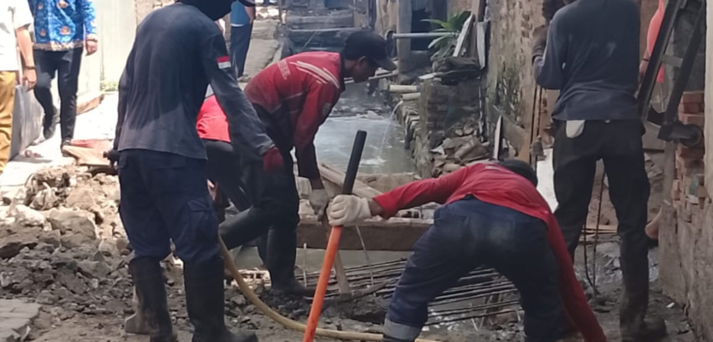 Kota Bekasi - Pemerintah Kota Bekasi membongkar enam bangunan ilegal pabrik tahu di Kelurahan Margahayu, Kecamatan Bekasi Timur, Senin (10/11/2025). Foto: Ist/Gobekasi.id.