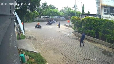 Kota Bekasi - Tangkapan layar CCTV aksi perampok terhadap karyawan yang membawa uang tunai Rp 450 Juta di Bekasi Timur.