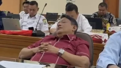 Kota Bekasi - Direktur Utama Perumda Tirta Patriot, Ali Imam Faryadi, tertidur saat mengikuti Rapat Dengar Pendapat (RDP) bersama Komisi II DPRD Kota Bekasi terkait pembahasan penyertaan modal daerah. Foto: Ist/Gobekasi.id.