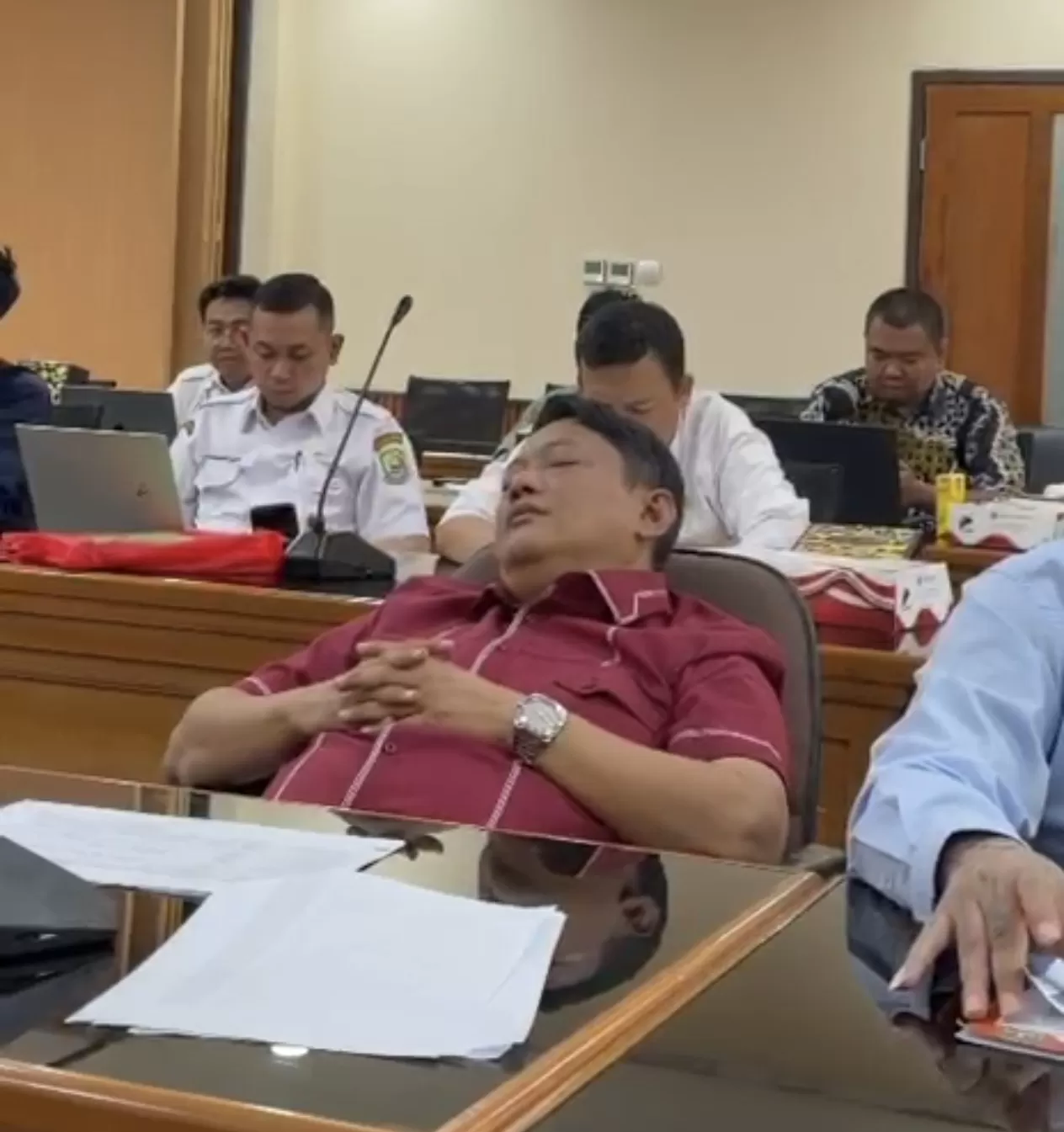Kota Bekasi - Direktur Utama Perumda Tirta Patriot, Ali Imam Faryadi, tertidur saat mengikuti Rapat Dengar Pendapat (RDP) bersama Komisi II DPRD Kota Bekasi terkait pembahasan penyertaan modal daerah. Foto: Ist/Gobekasi.id.