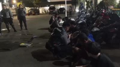 Kabupaten Bekasi - Tim Patroli Perintis Presisi Polda Metro Jaya mengamankan remaja yang hendak tawuran ke Polsek Tambun. Foto: Ist/Gobekasi.id.
