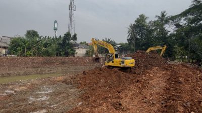 Kota Bekasi - Alat berat diutunkan dalam progres pembangunan polder air di Bintara, Bekasi Barat, Kota Bekasi. Foto: Gobekasi.id.