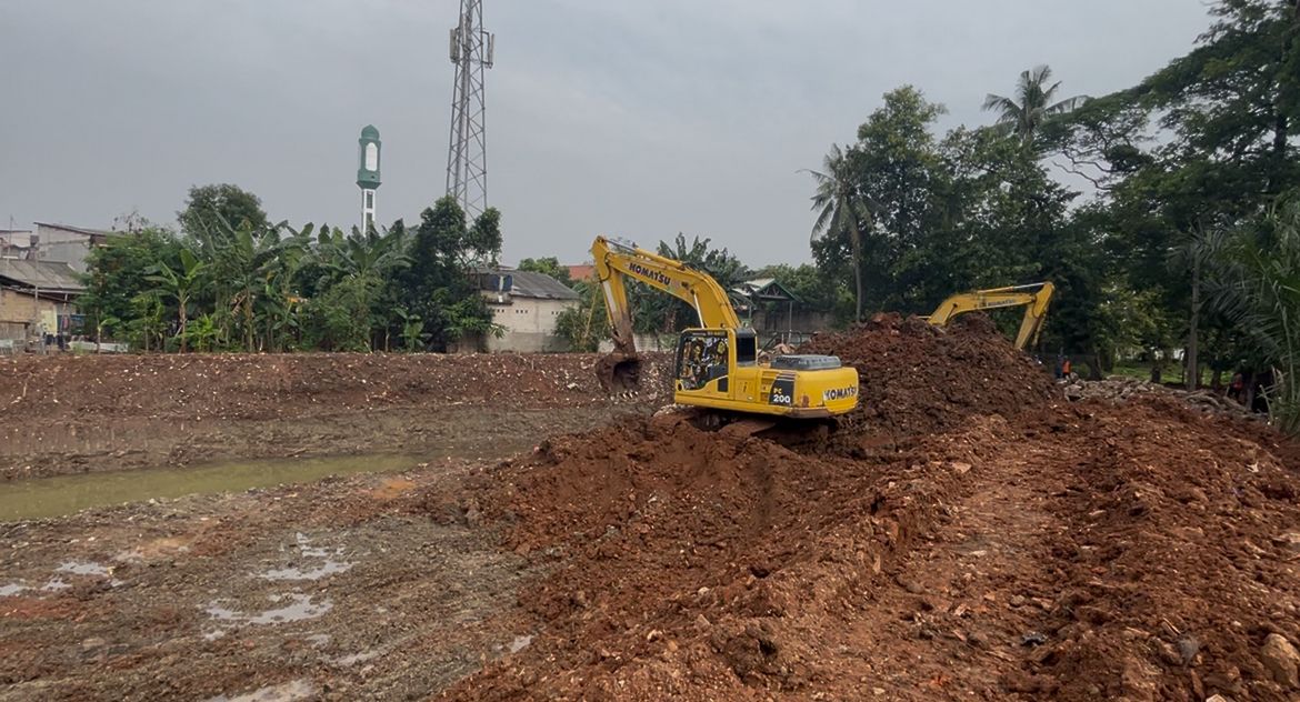 Kota Bekasi - Alat berat diutunkan dalam progres pembangunan polder air di Bintara, Bekasi Barat, Kota Bekasi. Foto: Gobekasi.id.