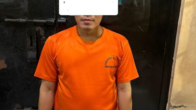 Kabupaten Bekasi - Direktur Usaha Perumda Tirta Bhagasasi, AEZ mengenakan pakaian tahanan Polres Metro Bekasi. Foto: Ist/Gobekasi.id.