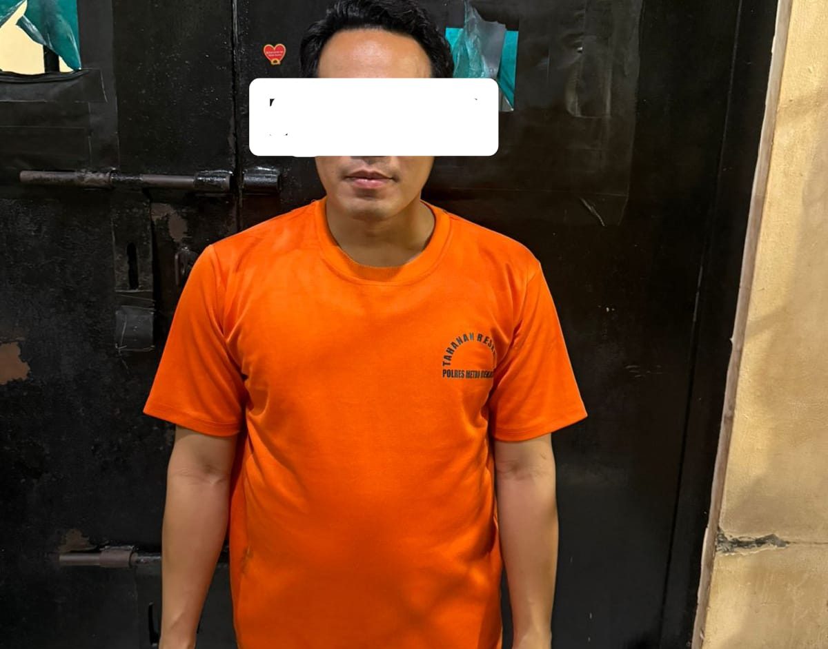 Kabupaten Bekasi - Direktur Usaha Perumda Tirta Bhagasasi, AEZ mengenakan pakaian tahanan Polres Metro Bekasi. Foto: Ist/Gobekasi.id.