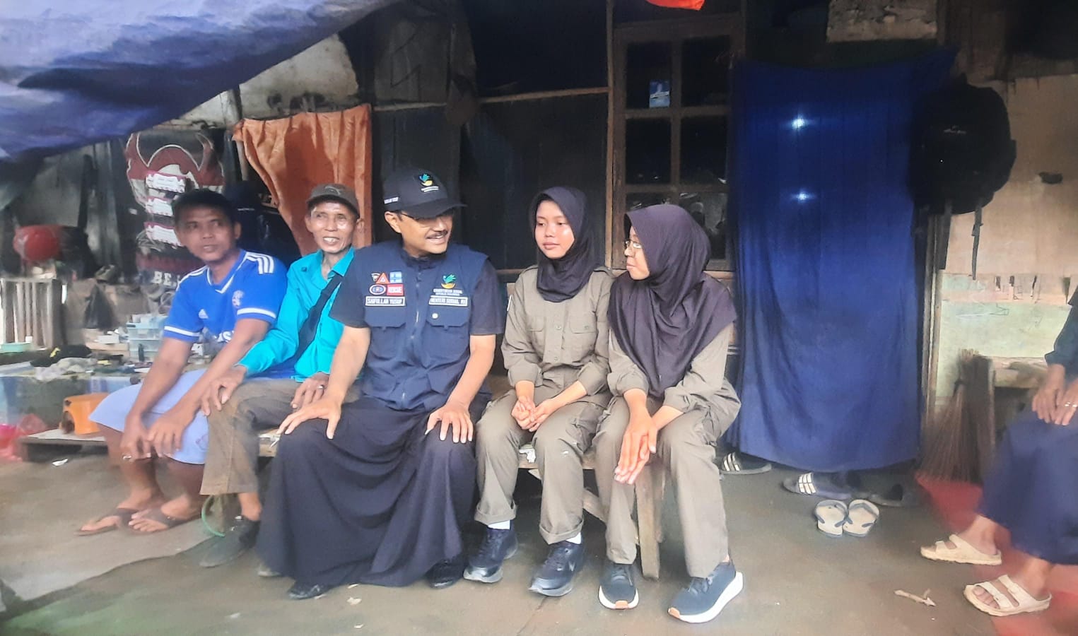 Kota Bekasi - Mensos Gus Ipul mengunjungi komunitas pemulung di kawasan Bantar Gebang, Kota Bekasi, Sabtu (1/11/2025). Foto: Septian/Gobekasi.id.