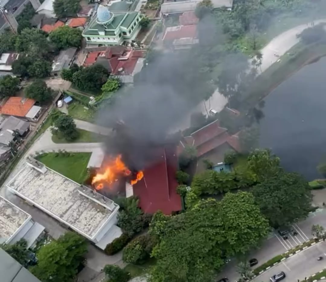 Kota Bekasi - Kobaran api membumbung tinggi di Sambel Hejo Sambel Dadak, yang berdiri tepat di seberang Apartemen Grand Kemala Lagoon. Foto: Ist/Gobekasi.id.