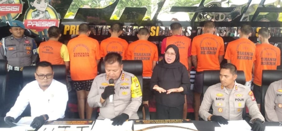 Kota Bekasi - Polres Metro Bekasi Kota menggelar perkara pencurian kendaraan sepeda motor yang melibatkan empat pelakunya merupakan satu keluarga, Senin (3/11/2025). Foto: Septian/Gobekasi.id.