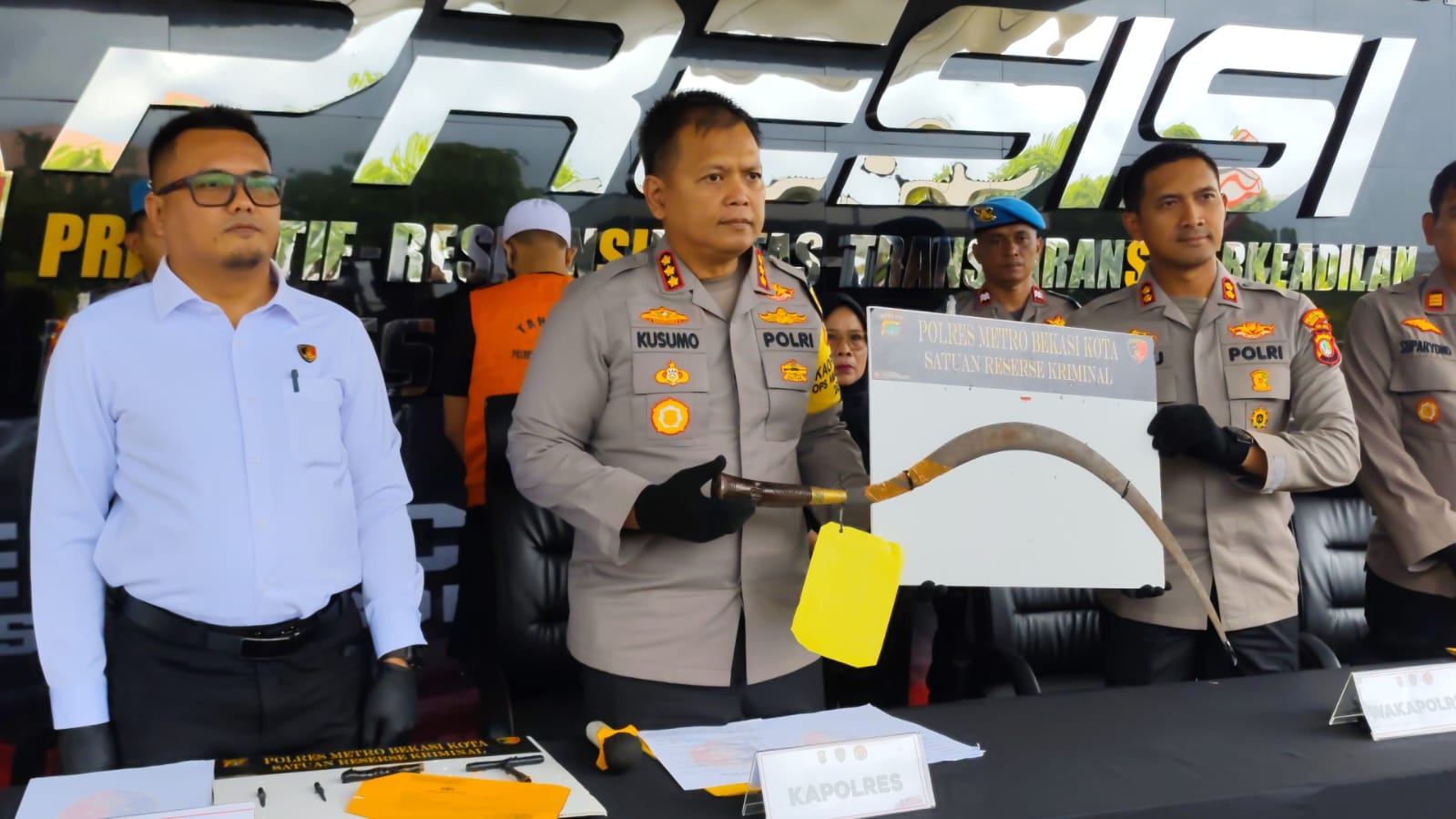 Kota Bekasi - Kapolres Metro Bekasi, Kombes Pol Kusmo Wahyu Bintoro menunjukan barang bukti sajam dari dua mahasiswa yang terlibat tawuran, Senin (3/11/2025). Foto: Septian/Gobekasi.id.