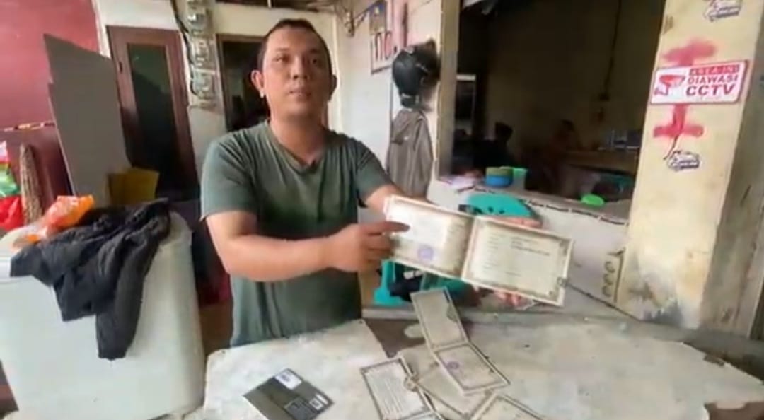 Kota Bekasi - Abdurrahman, warga Kayuringin Jaya yang menjadi korban curanmor menunjukkan surat kendaraannya yang hilang, Senin (3/11/2025). Foto: Septian/Gobekasi.id.