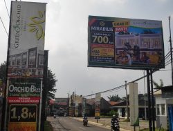 Warga Bekasi Keluhkan Reklame Melintang di Atas Jalan, Khawatir Ambruk