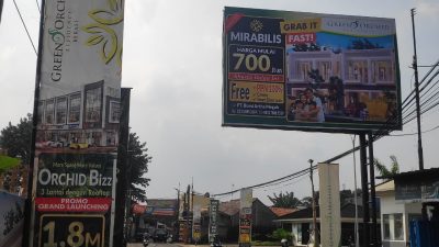 Kota Bekasi - Papan reklame berukuran besar yang melintang tepat di atas badan Jalan Raya Transyogi Cibubur dan Jalan Raya Kranggan, Kelurahan Jatirangga. Foto: Ist/Gobekasi.id.